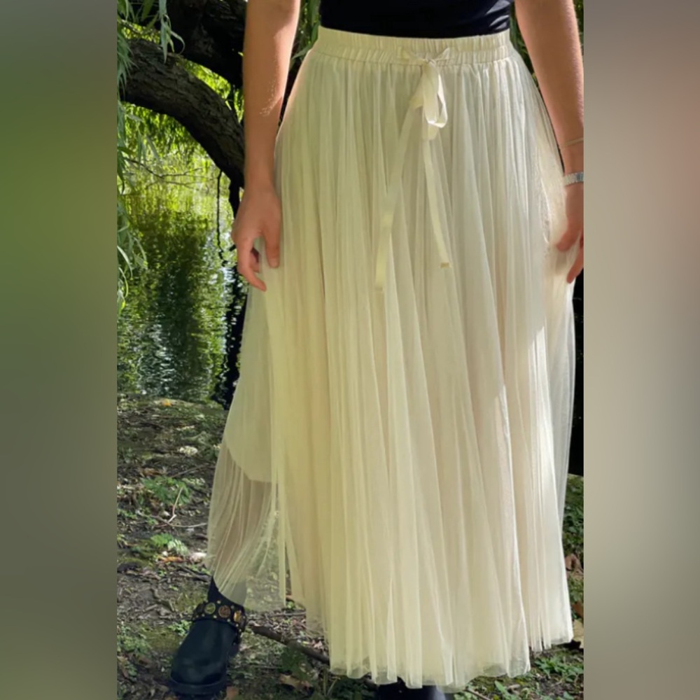La Vie en blanc Women’s Beige Tulle skirt, elastic waistband 14" across NWT♦️